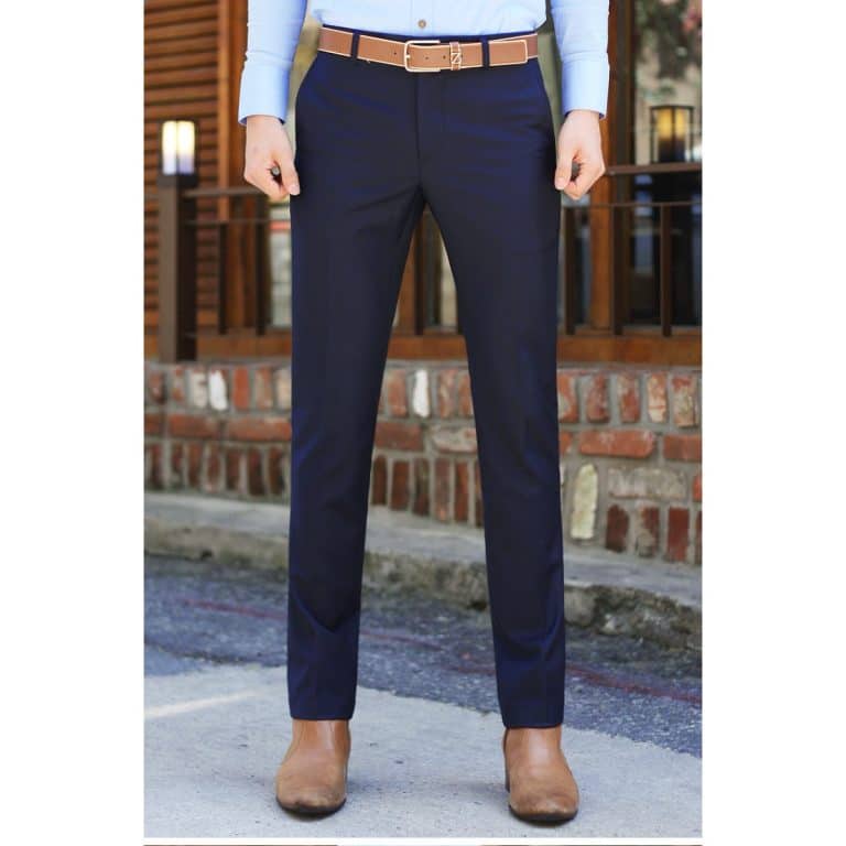 Optez pour un pantalon bleu marine homme pour valoriser votre classe
