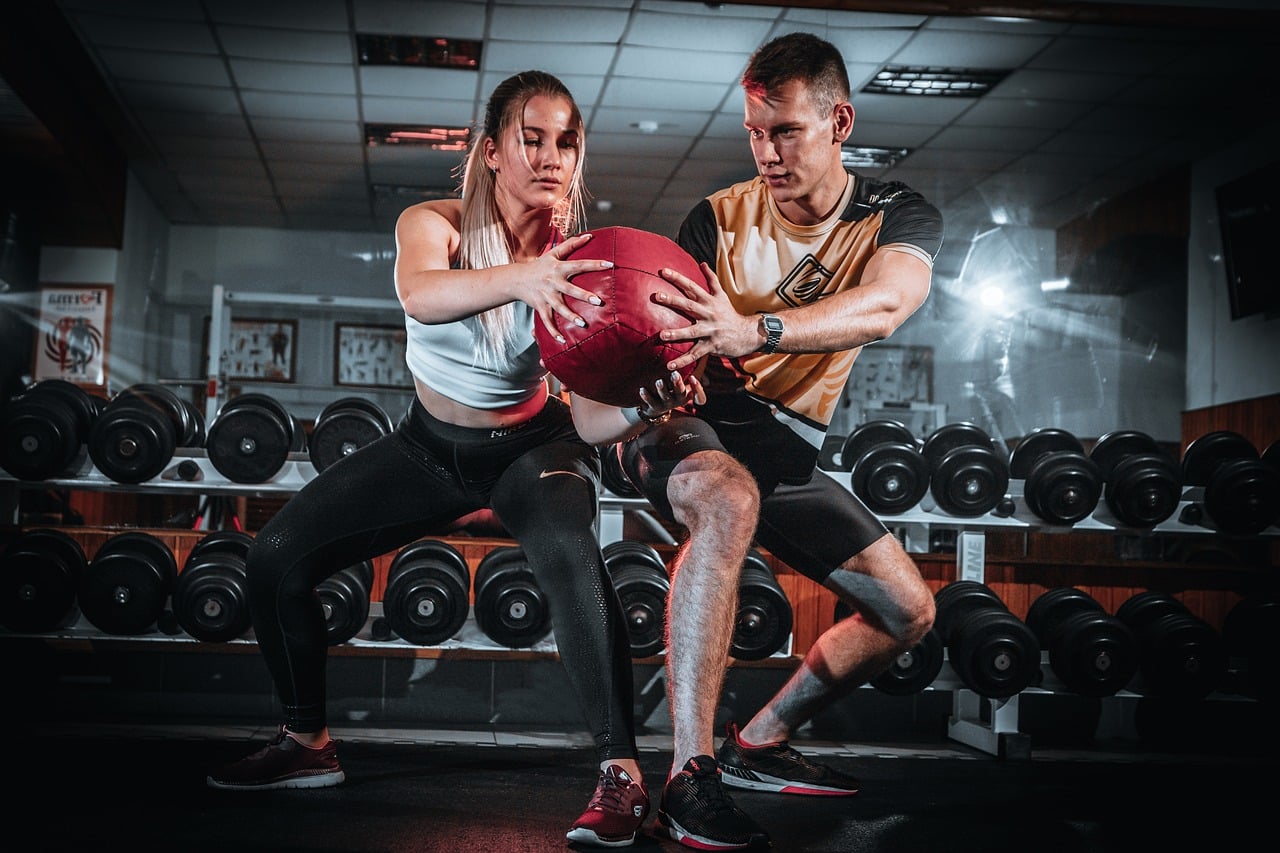 10 exercices avec une medecine ball pour muscler votre corps et améliorer votre condition physique