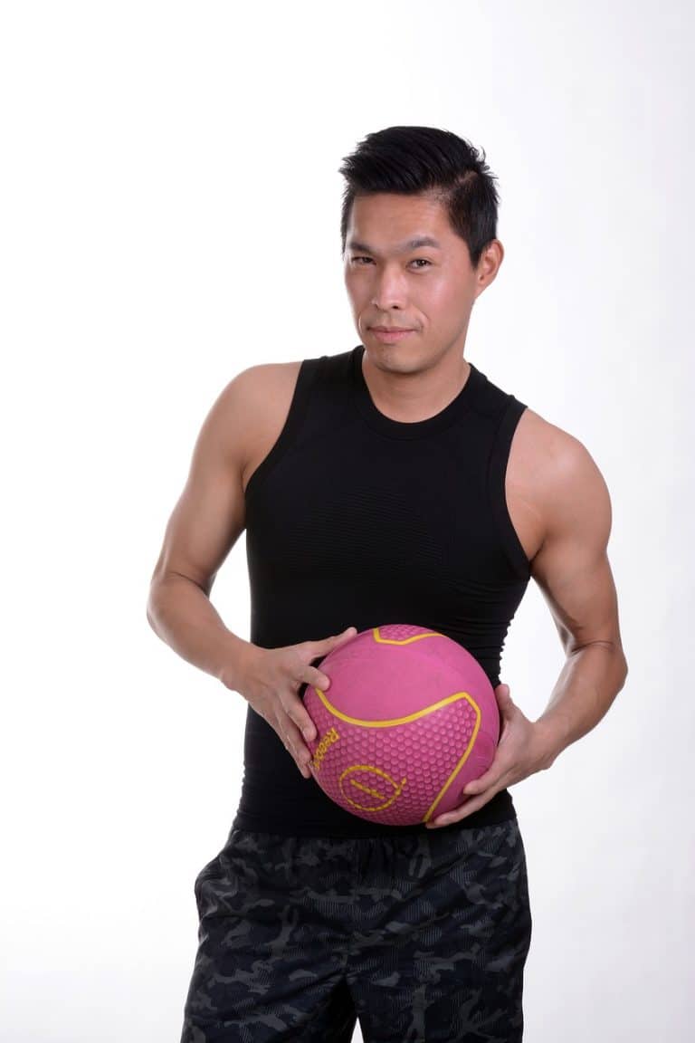 10 exercices avec une medecine ball pour muscler votre corps et améliorer votre condition physique